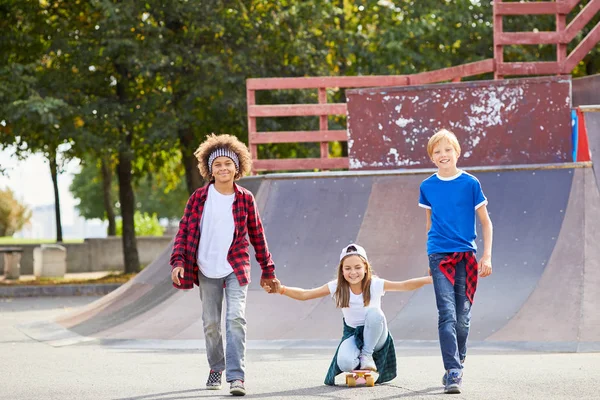 Porträt Von Zwei Jungen Die Händchen Halten Mit Dem Mädchen — Stockfoto