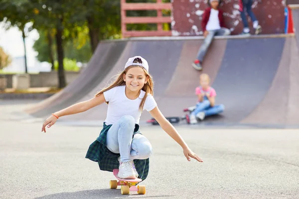 Porträt Eines Glücklichen Mädchens Das Park Auf Dem Skateboard Die — Stockfoto