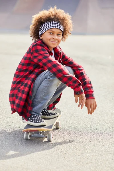 Porträt Eines Afrikanischen Jungen Mit Lockigem Haar Und Legerer Kleidung — Stockfoto