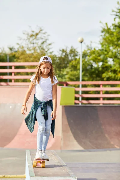 Mädchen Freizeitkleidung Steht Auf Skateboard Und Lernt Skateboard Park Fahren — Stockfoto