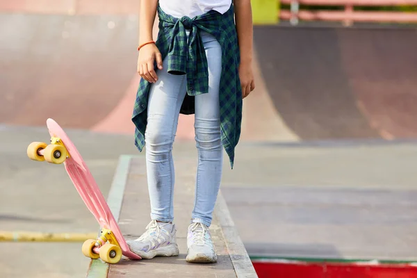 Close Van Meisje Jeans Staand Vasthoudend Met Voetskateboard Tijdens Het — Stockfoto