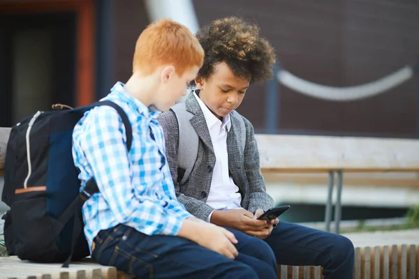 Dois Meninos Com Bacpacks Usando Telefone Celular Juntos Depois Escola — Fotografia de Stock