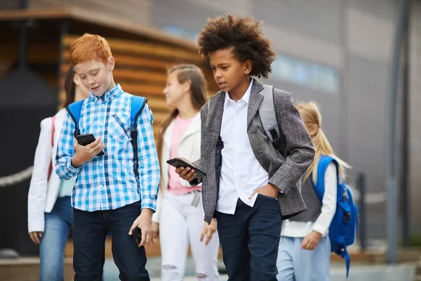 Dois Meninos Escola Com Mochilas Andando Longo Rua Falando Telefones — Fotografia de Stock