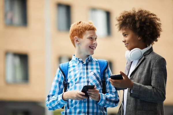 Deux Écoliers Jouant Ensemble Jeux Ligne Sur Les Téléphones Mobiles — Photo