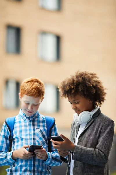 Dois Meninos Escola Jogando Juntos Jogos Online Telefones Celulares Enquanto — Fotografia de Stock