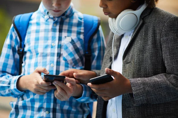Dois Meninos Escola Jogando Juntos Jogos Online Telefones Celulares Enquanto — Fotografia de Stock