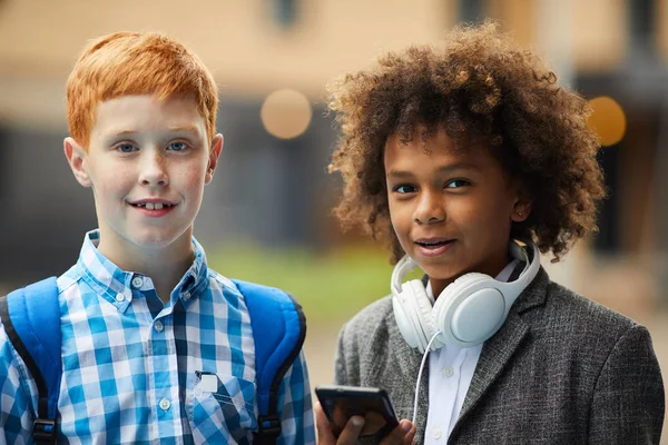 Dois Meninos Escola Jogando Juntos Jogos Online Telefones Celulares Enquanto — Fotografia de Stock