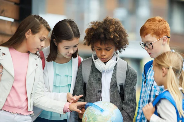 Groupe Écoliers Multiethniques Debout Examinant Ensemble Globe Extérieur — Photo