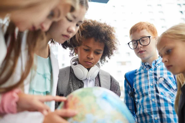 Group Multiethnic School Children Standing Examining Globe Together Outdoors — ストック写真