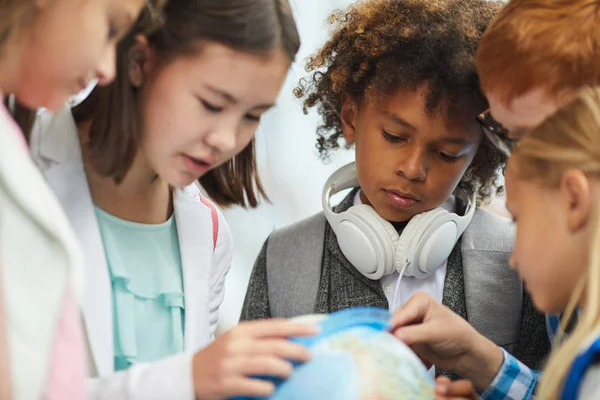 Група Дітей Багатоетнічної Школи Стоять Вивчають Глобус Разом Відкритому Повітрі — стокове фото