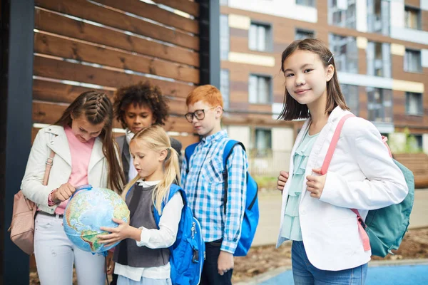 Crianças Escola Segurando Globo Terra Livre — Fotografia de Stock