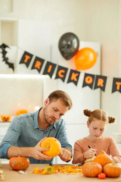 Young Father Helping Daughter Preparing Pumpkins Halloween Sitting Table — Stock Photo, Image