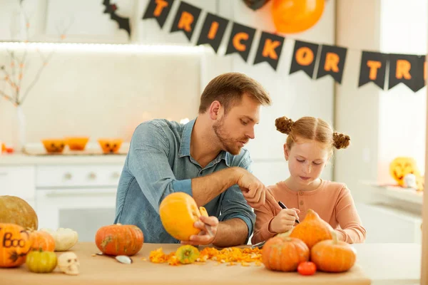 Young Father Helping Daughter Preparing Pumpkins Halloween Sitting Table — Stock Photo, Image