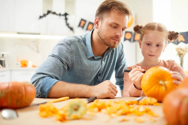 Πατέρας Κόρη Διακοσμούν Κολοκύθες Για Halloween Κάθεται Στο Τραπέζι Στο — Φωτογραφία Αρχείου