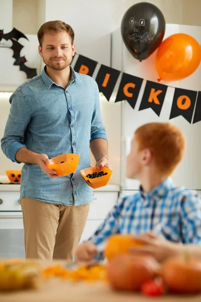 Ung Far Ordnar Halloweenfest Tillsammans Med Son Hemmets Kök Hemma — Stockfoto