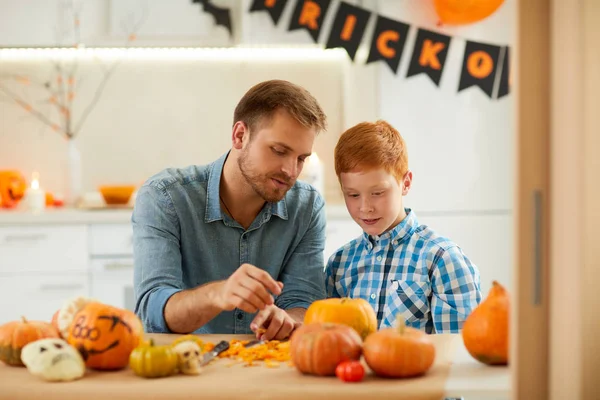 Ung Far Ordnar Halloweenfest Tillsammans Med Son Hemmets Kök Hemma — Stockfoto