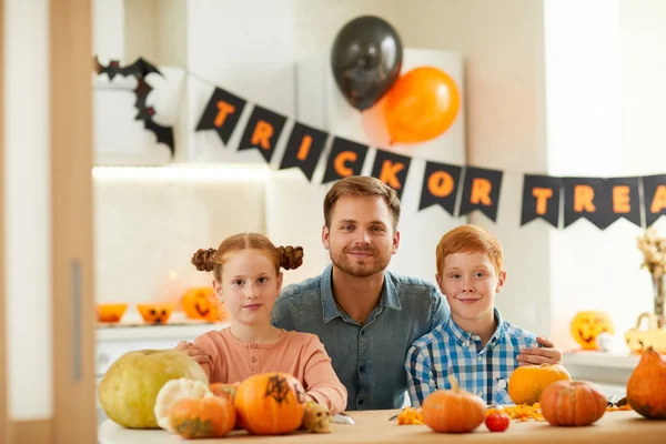 Portrait Young Father Two Children Sitting Table Ripe Pumpkins Smiling — Stock Photo, Image