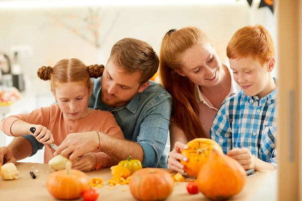 Lycklig Familj Med Två Barn Som Sitter Vid Bordet Och — Stockfoto