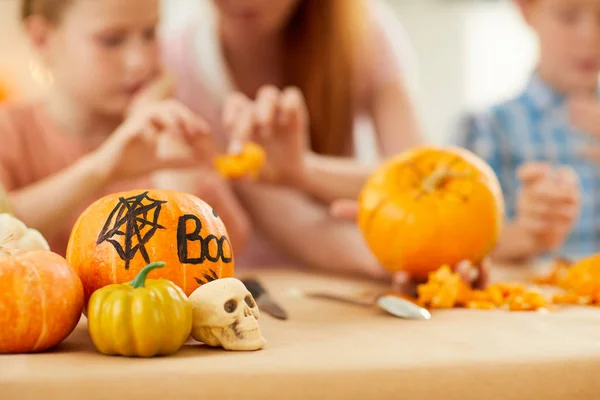 Primer Plano Calabazas Maduras Mesa Preparándose Para Fiesta Halloween Con — Foto de Stock