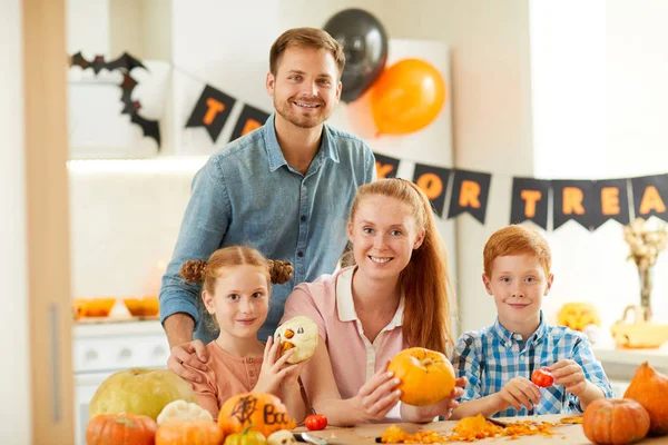 Lycklig Familj Med Två Barn Som Sitter Vid Bordet Och — Stockfoto