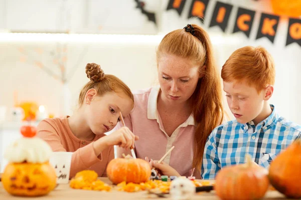 Junge Mutter Sitzt Mit Kindern Tisch Und Bereitet Sich Auf — Stockfoto