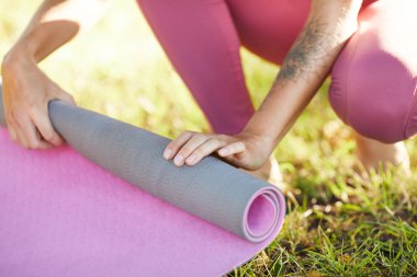 Spor paspası olan genç bir kadının yakın çekimi temiz hava üzerine olan spor eğitimini tamamladı.