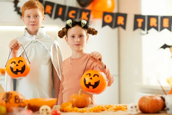 Porträtt Två Barn Klädda Kostymer Firar Halloween Semester Tillsammans Hemma — Stockfoto