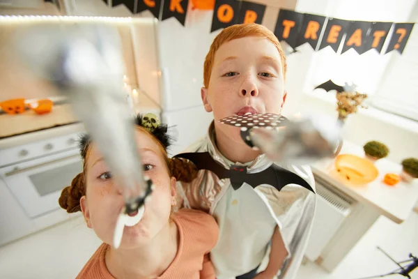 Portrait Two Happy Children Standing Having Fun Party Horns Party — Stock Photo, Image