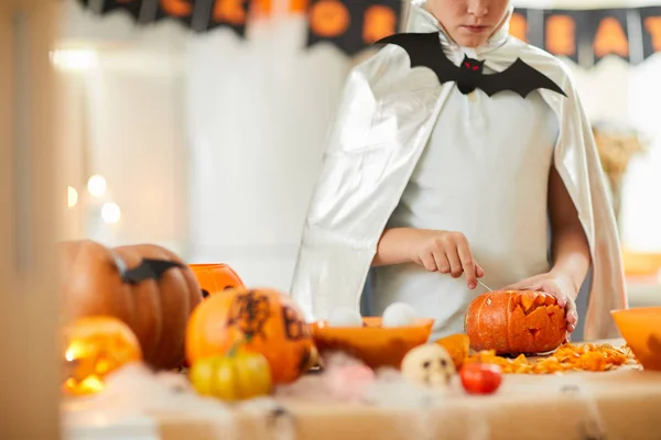 Porträtt Rödhårig Pojke Klädd Bat Kostym Tittar Kameran När Står — Stockfoto