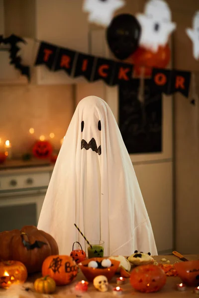 Halloween Kök Med Pumpor Och Spöken För Halloween Fest — Stockfoto