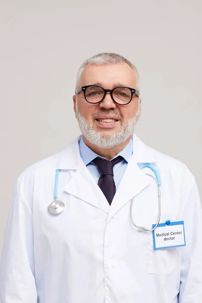 Retrato Médico Maduro Óculos Casaco Branco Sorrindo Para Câmera Fundo — Fotografia de Stock