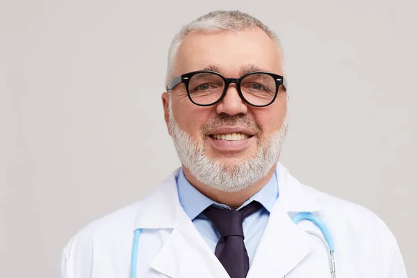 Porträt Eines Reifen Arztes Mit Brille Und Weißem Mantel Der — Stockfoto