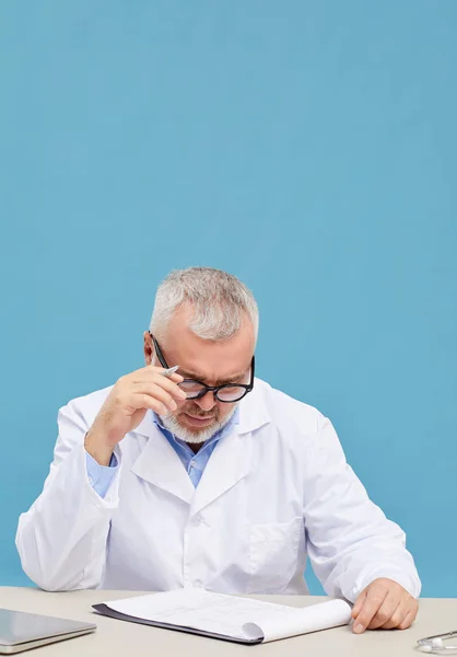 Portrait Mature Doctor Grey Hair Beard Eyeglasses Working Documents Table — Stock Photo, Image