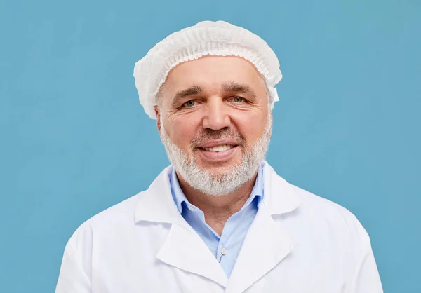 Portret Van Volwassen Succesvolle Chirurg Hoed Witte Jas Glimlachend Camera — Stockfoto