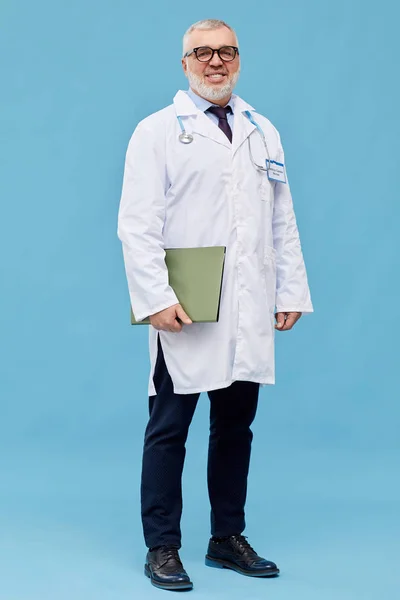 Porträt Eines Reifen Arztes Weißem Mantel Mit Brille Ordner Der — Stockfoto