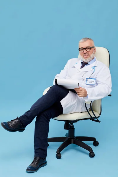 Porträt Eines Reifen Arztes Mit Grauen Haaren Und Einer Brille — Stockfoto