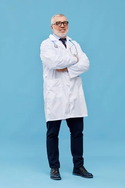 Porträt Eines Mündigen Arztes Mit Brille Und Weißem Mantel Der — Stockfoto