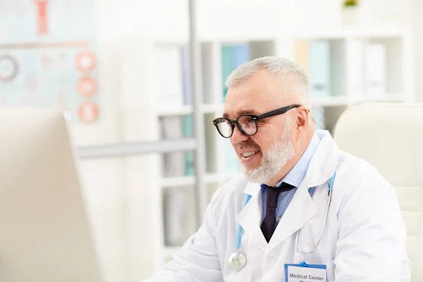 Portrait Senior Doctor Eyeglasses Sitting Table Smiling While Working Computer — Stock Photo, Image