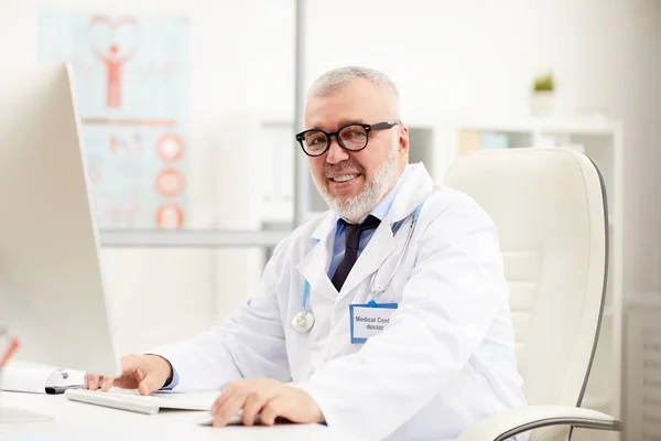 Portrait Senior Doctor Eyeglasses Sitting Table Smiling While Working Computer — Stock Photo, Image