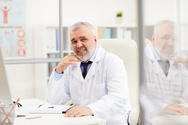 Portrait Successful Senior Doctor White Coat Smiling Camera While Sitting — Stock Photo, Image