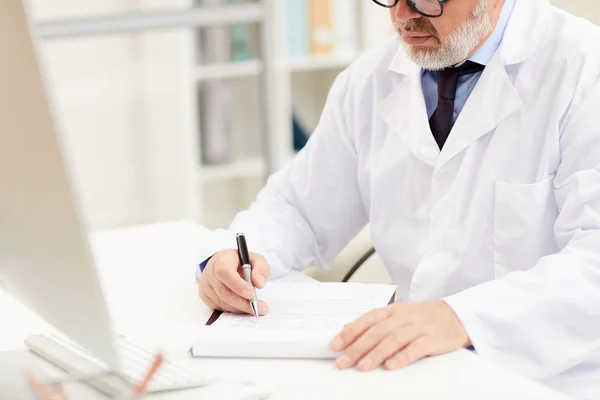 Close Senior Doctor White Coat Sitting Table Writing Notepad Work — Stock Photo, Image
