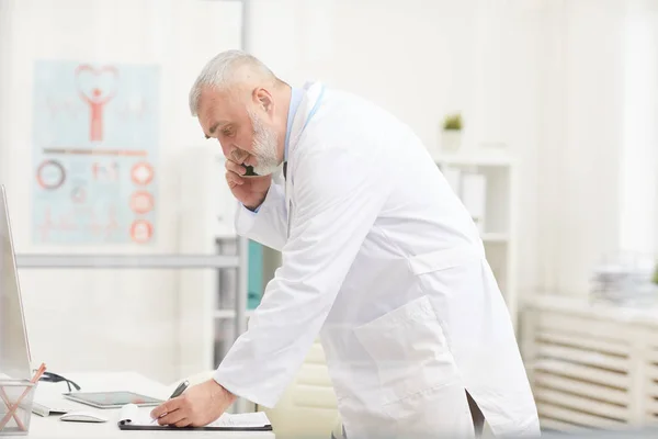 Senior Doctor White Coat Concentrating Work Talking Mobile Phone Making — Stock Photo, Image