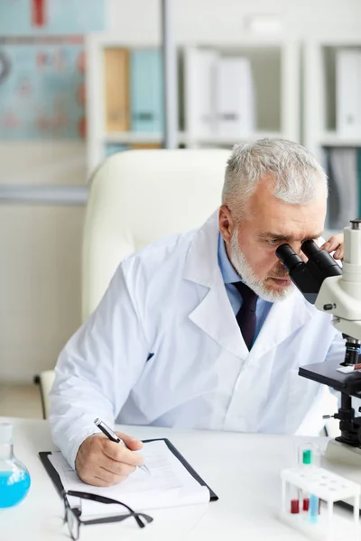 Primo Piano Del Medico Senior Con Capelli Grigi Che Osserva — Foto Stock