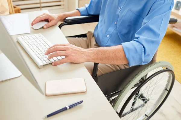 Close Idoso Com Deficiência Sentado Cadeira Rodas Mesa Digitando Teclado — Fotografia de Stock