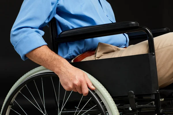 Крупный План Пожилого Пациента Держащего Колесо Инвалидного Кресла Сидящего Черном — стоковое фото