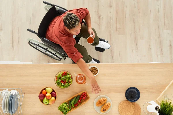 Tekerlekli Sandalyede Sağlıklı Yiyeceklerle Oturan Afrikalı Kadının Yüksek Açılı Görüntüsü — Stok fotoğraf