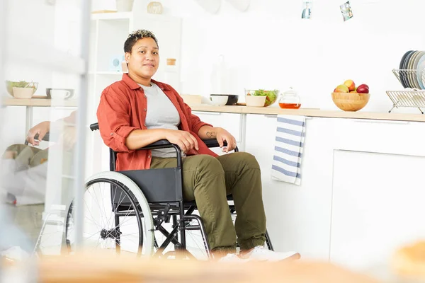 Porträt Einer Jungen Frau Mit Behinderung Die Rollstuhl Sitzt Und — Stockfoto