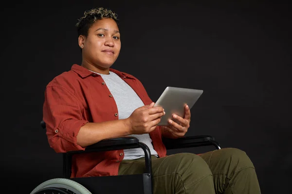 Porträt Einer Jungen Behinderten Frau Rollstuhl Die Mit Einem Tablet — Stockfoto