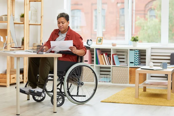 Yerinde Tekerlekli Sandalyede Oturan Ofiste Evrak Işi Yapan Afrikalı Ciddi — Stok fotoğraf