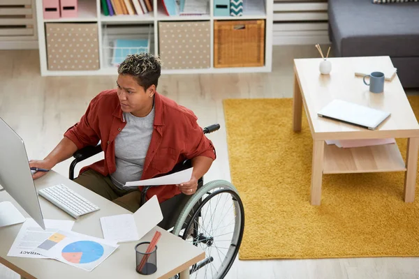 Afrykańska Poważna Kobieta Siedzi Wózku Inwalidzkim Miejscu Pracy Robi Papierkową — Zdjęcie stockowe